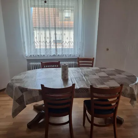 1 Mit Garten Apartment *